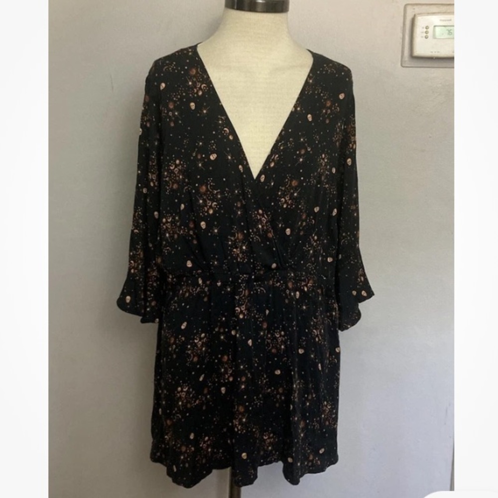 9-21 Torrid Black Top Skeleton Halloween 4x moon Stars